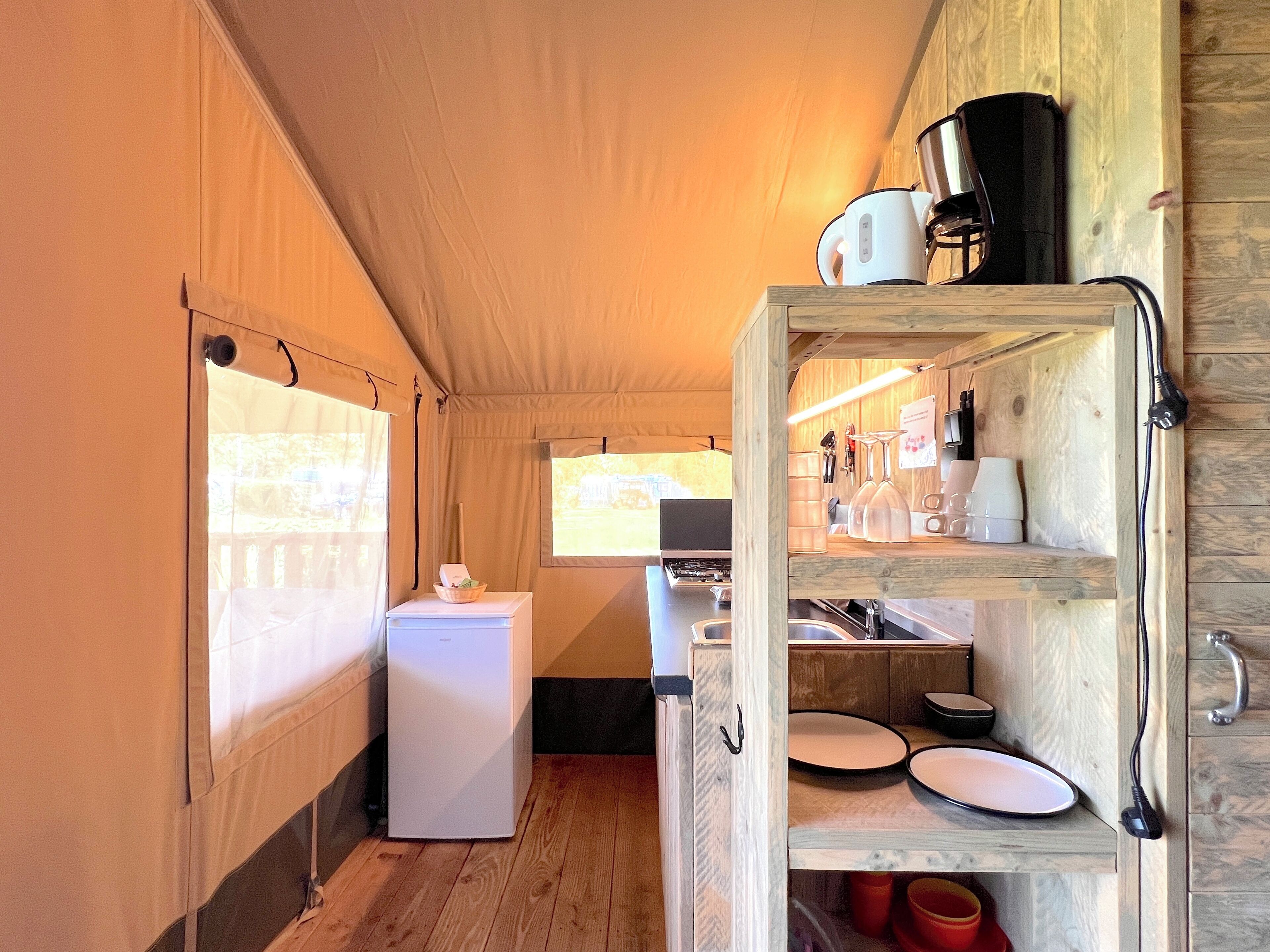 Frigorifero, piano cottura, macchina per tè/caffè, bollitore elettrico