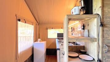 Fridge, stovetop, coffee/tea maker, electric kettle