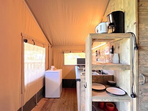 Refrigerador, placa de cocina, cafetera/tetera, tetera/pava eléctrica