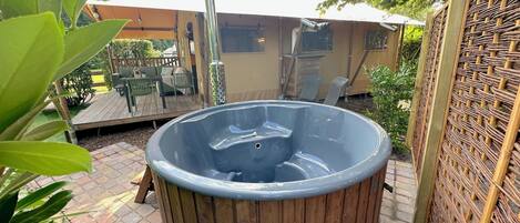 Bain à remous extérieur