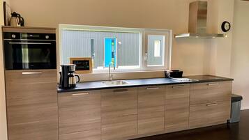 Réfrigérateur, micro-ondes, plaque de cuisson, lave-vaisselle