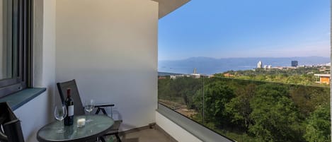 Standard-Apartment, Mehrere Schlafzimmer (Apartment One Kostrena) | Speisen im Freien