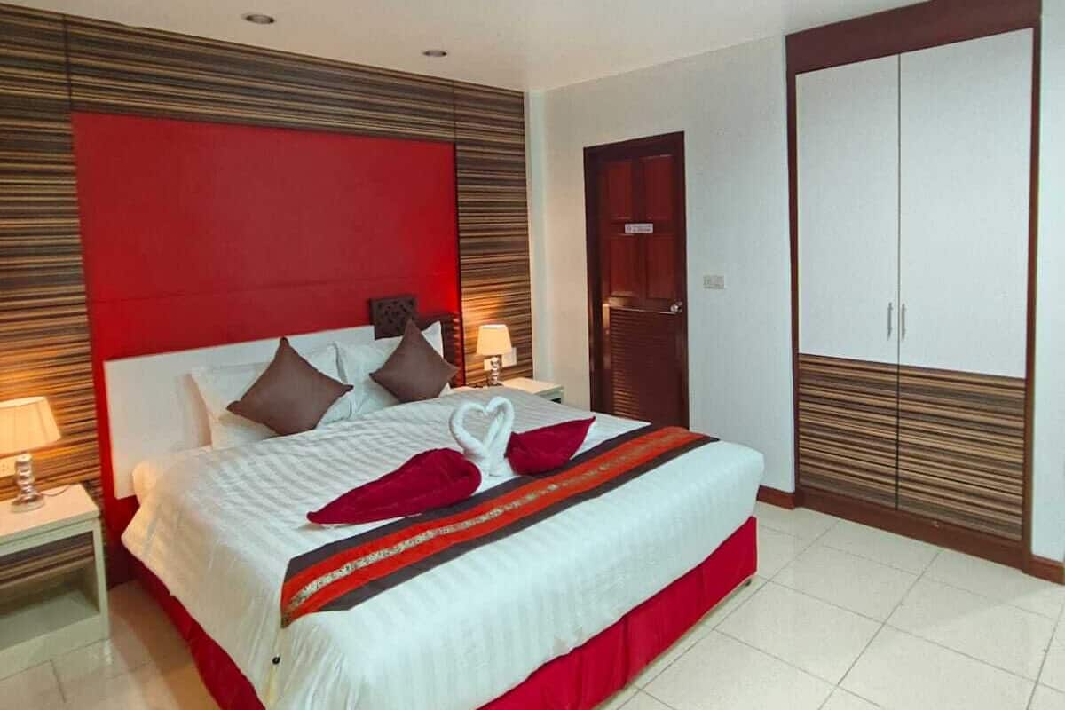 Habitación doble superior, vista a la ciudad | Espacio para trabajar con laptop, wifi gratis y ropa de cama