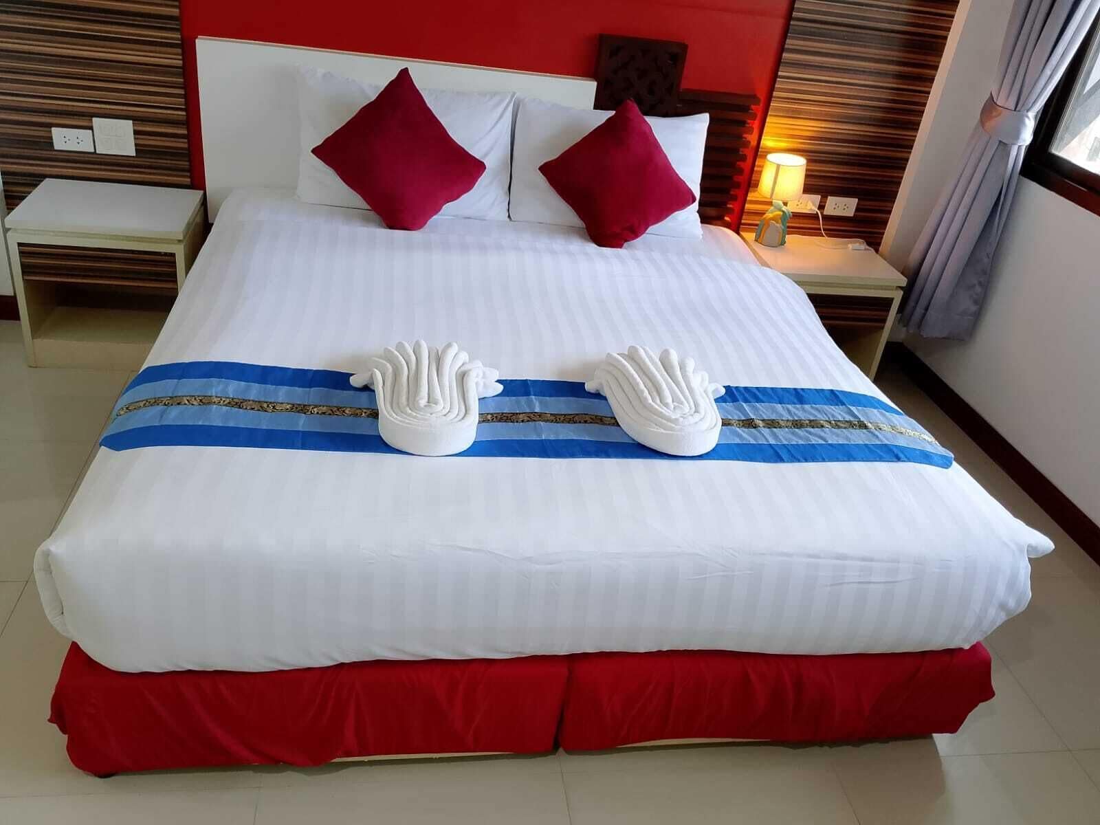 Dobbeltrom – deluxe | Skrivebord for bærbar PC, wi-fi (inkludert) og sengetøy