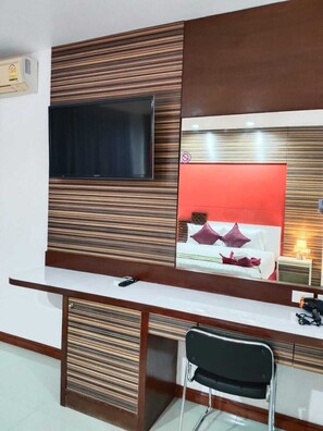 Espaço de trabalho para notebook, Wi-Fi de cortesia, roupa de cama