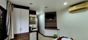 Quarto casal standard, vista para a cidade | Espaço de trabalho para notebook, Wi-Fi de cortesia, roupa de cama