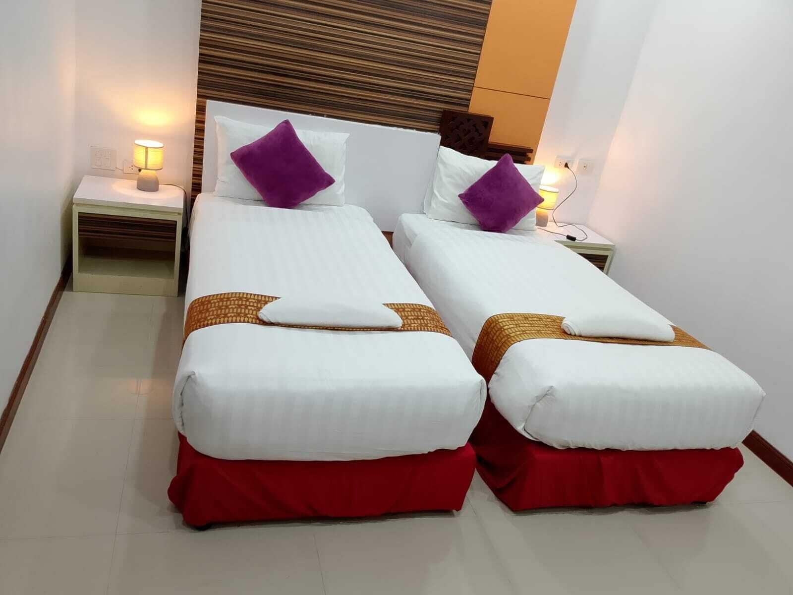 Tomannsrom – standard | Skrivebord for bærbar PC, wi-fi (inkludert) og sengetøy