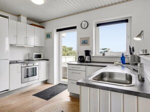 Kylskåp, mikrovågsugn, ugn och diskmaskin