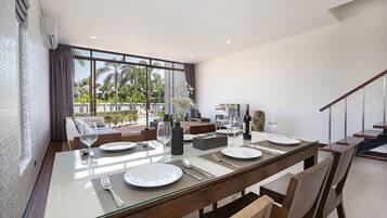 Design-Villa, 3 Schlafzimmer, Gartenblick | Essbereich im Zimmer