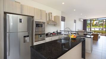 Design Villa, 3 Bedrooms, Garden View | Private kitchen | Electric kettle, dining tables