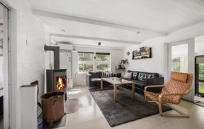 Smart TV, fireplace - 4 bedroom amazing home in Martofte (Martofte)