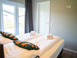 2 bedrooms, individually furnished, bed sheets - Chalet by Park Pond in the Netherlands (Veldhoven)