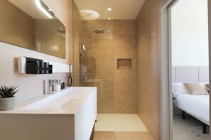 シャワー、ヘアドライヤー、タオル、石鹸