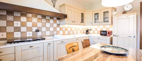 Fridge, stovetop, dishwasher, coffee/tea maker