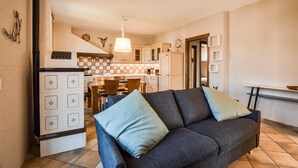A compact living space with a sofa, kitchenette, and a dining area. - Stunning apartment in Albarè di Costermano with WiFi (Albarè di Costermano)