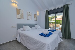 4 bedrooms, iron/ironing board, WiFi, bed sheets