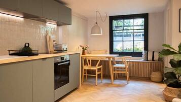 Kylskåp, mikrovågsugn, ugn och spishäll