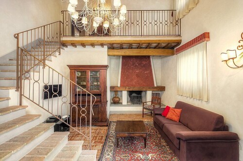 Villa Porporina: A characteristic and welcoming two-story ancient tuscan country house surrounded by meadows and by green hills, with Free WI-FI.