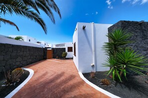 Property grounds - Lanzarote Paradise - Private Pool, Air-Con and BBQ By Lanzarote Vacation Homes (Playa Blanca)
