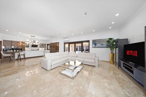 Smart TV - Elegant 4BR Villa w/ Private Pool - Near the Beach at Sol Palmera by Bocobay (Noord)