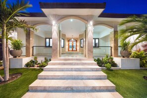 Property grounds - Elegant 4BR Villa w/ Private Pool - Near the Beach at Sol Palmera by Bocobay (Noord)