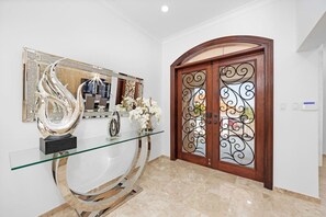 Interior - Elegant 4BR Villa w/ Private Pool - Near the Beach at Sol Palmera by Bocobay (Noord)