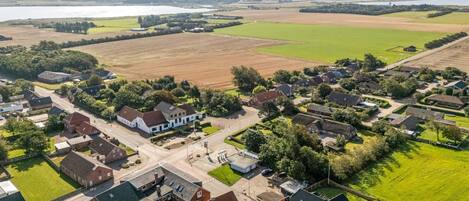 Vista aérea de una zona residencial con casas, caminos y campos.