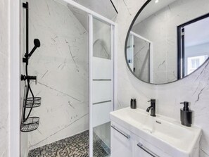 Shower - Appartement neuf cosy (Coubron)
