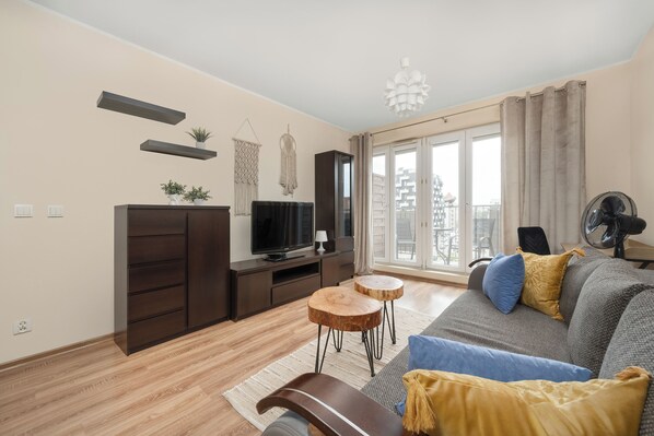 2 bedrooms, individually decorated, desk, laptop workspace - Wroclaw Apartment With Bathub by Renters (Wroclaw)