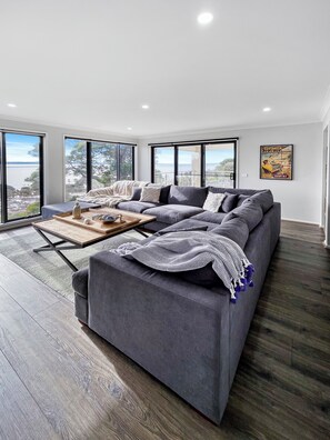 Een smart-tv en een open haard