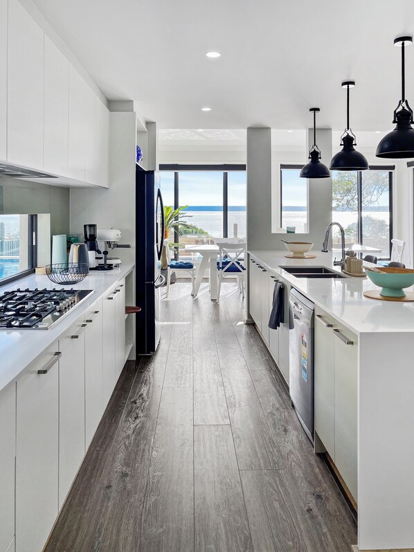 Een koelkast, een magnetron, een oven, een kookplaat