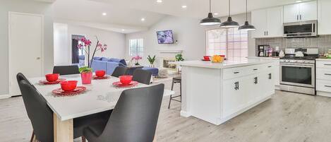 Jääkaappi, mikroaaltouuni, uuni, liesi