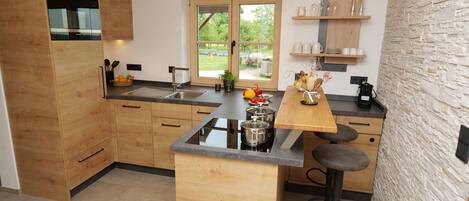 Kjøleskap, mikrobølgeovn, ovn og kokeplater