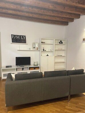 Living area - Large apartment in downtown Bergamo with all the amenities (Bergamo)