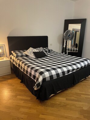 2 bedrooms, WiFi, bed sheets - Large apartment in downtown Bergamo with all the amenities (Bergamo)