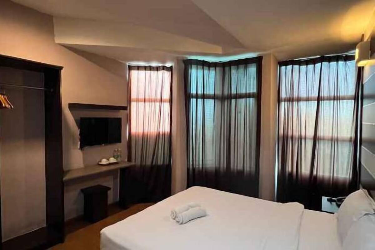 Escritorio, tabla de planchar con plancha y wifi gratis