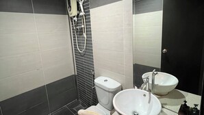A modern bathroom with a toilet, bidet, and sink. - HOTEL ECONOMY KAPAR (Kapar)