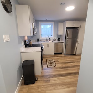 Een koelkast, een microgolfoven, een oven, een kookplaat