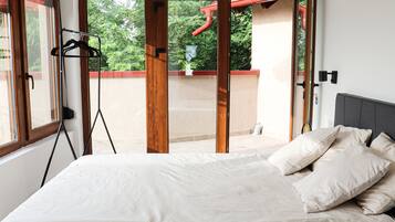 2 bedrooms, desk, iron/ironing board, WiFi