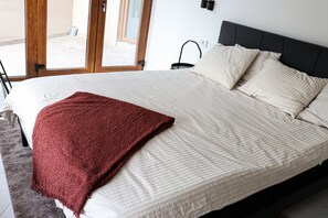 2 Schlafzimmer, Schreibtisch, Bügeleisen/Bügelbrett, WLAN