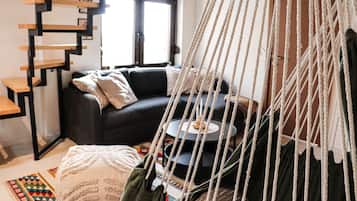 Smart-tv, boeken, een stereo en een computerscherm