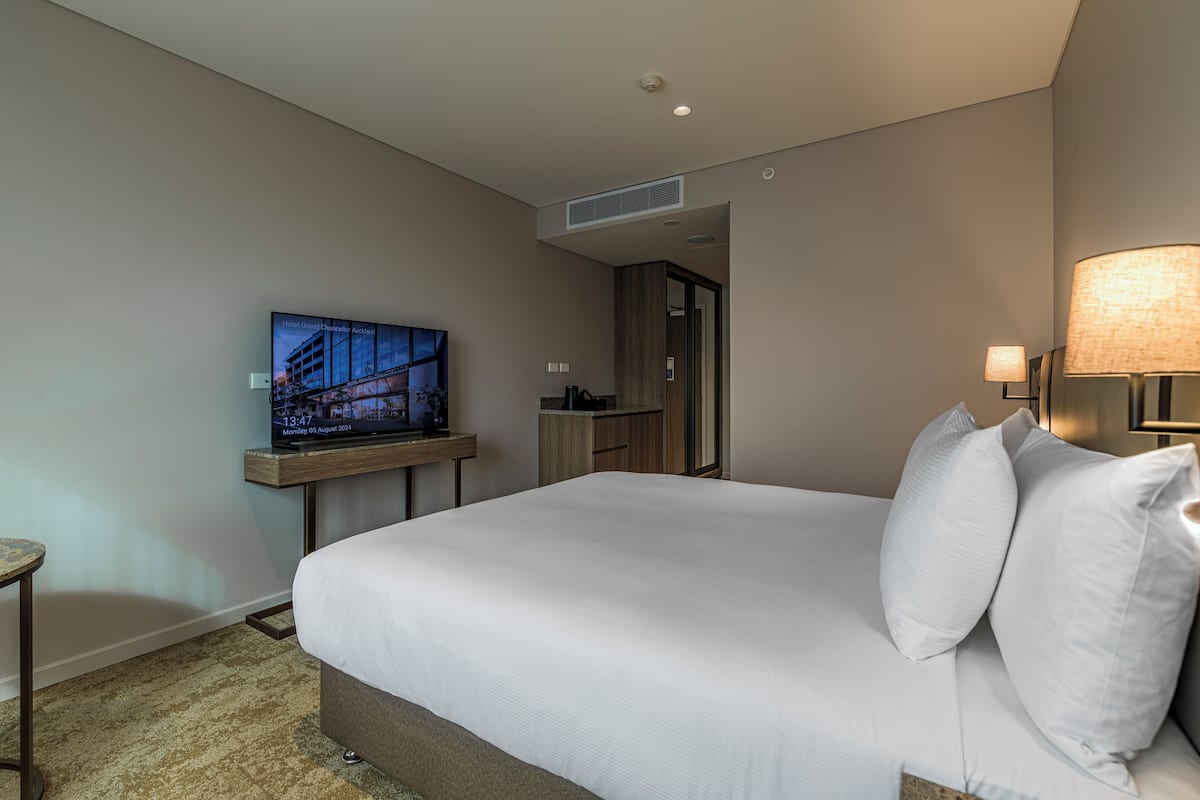 Superior King room | 1 bedroom, in-room safe, iron/ironing board, free WiFi
