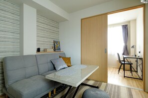 Apartamento básico, 1 cama doble con sofá cama, no fumadores (301) | Servicio de comidas en la habitación