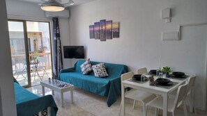 Een smart-tv en boeken