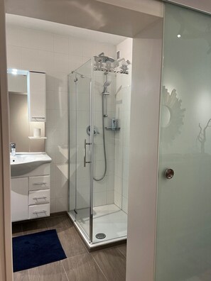 Shower, free toiletries, hair dryer, slippers - Ufo´s Holiday Resort (Bad Reichenhall)