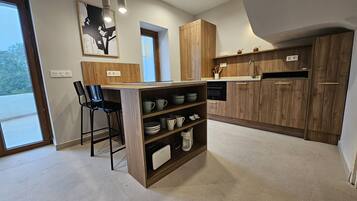 Kühlschrank, Mikrowelle, Ofen, Wasserkocher mit Kaffee-/Teezubehör