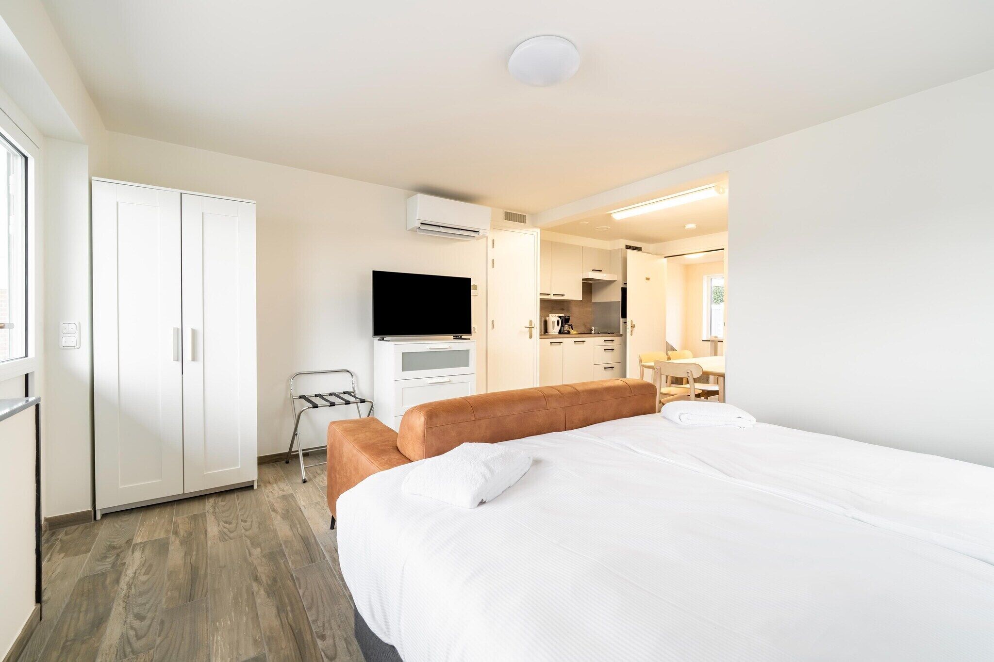 2 bedrooms, travel crib, free WiFi