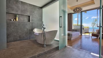 Villa (3 Bedrooms) | Bathroom | Shower, free toiletries, hair dryer, slippers