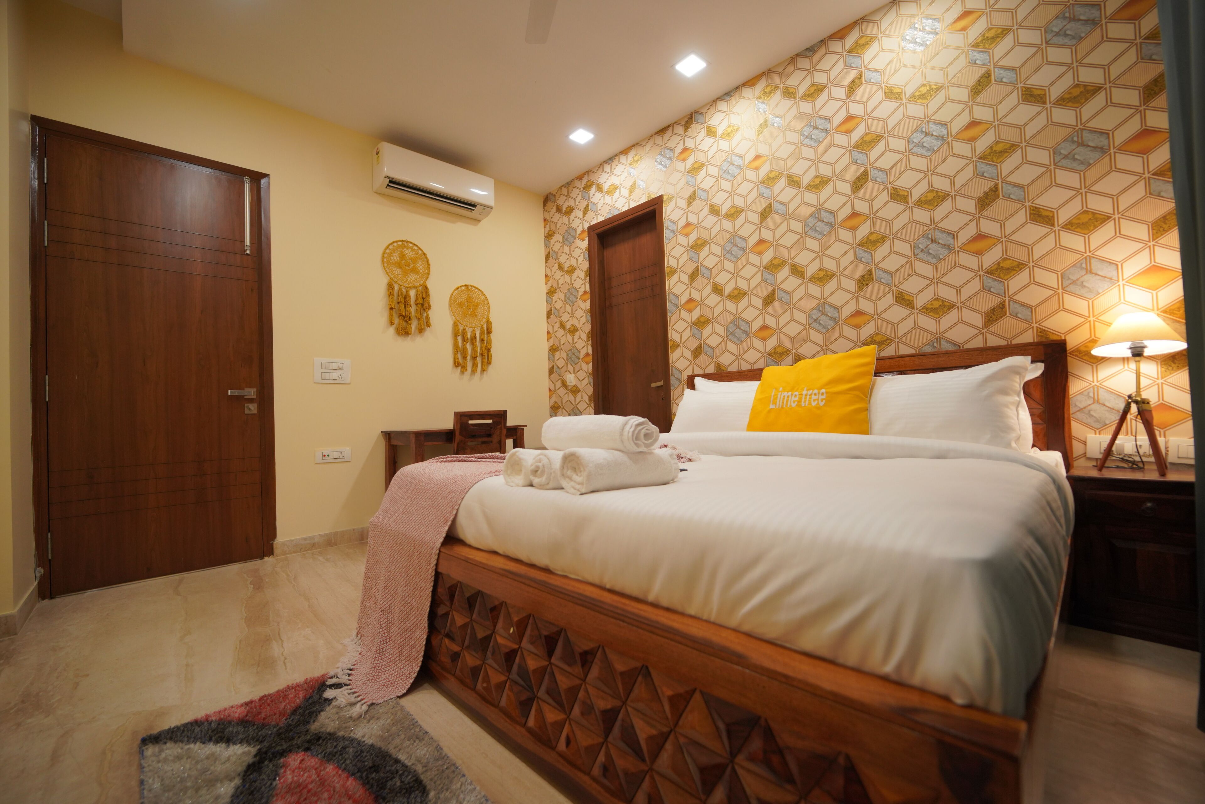 Lyxlägenhet | 3 sovrum, värdeförvaringsskåp på rummet och arbetsyta för laptop