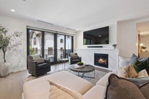 Smart TV, fireplace - Frontgate 303 - 3 Bedroom Residence (Avon)